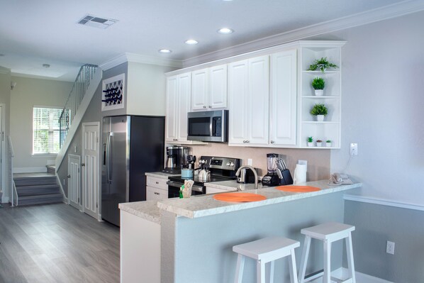 Refrigerador con congelador, microondas, horno y parrilla de estufa