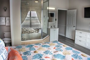 2 chambres, coffres-forts dans les chambres, fer et planche à repasser