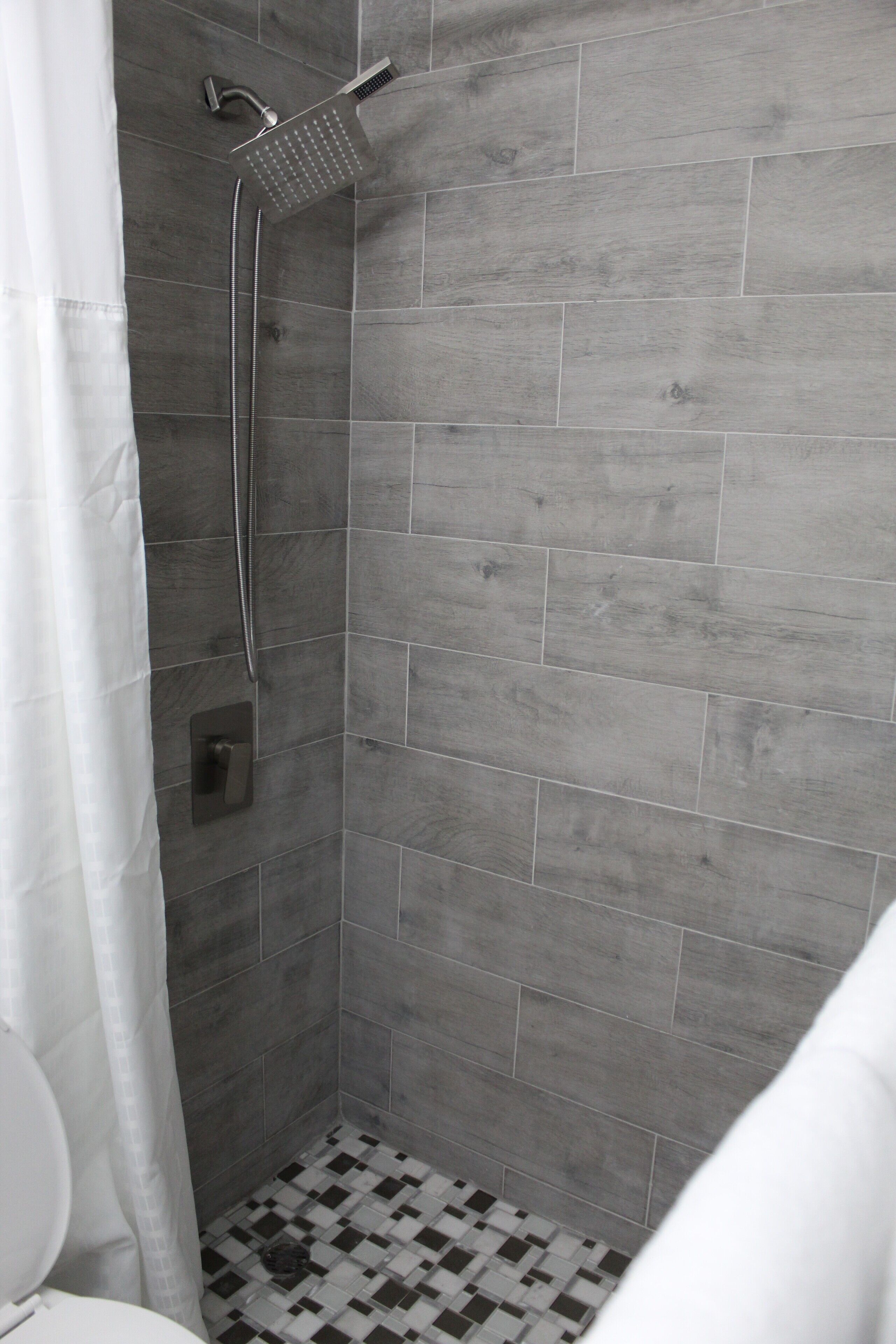 Suihku, hiustenkuivaaja, pyyhkeet, saippua