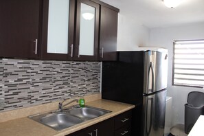 Réfrigérateur, micro-ondes, plaque de cuisson, cafetière/bouilloire