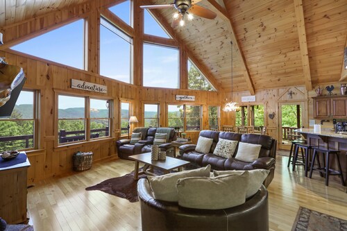 Spacious cabin with breathtaking mountain view! Pet Friendly!