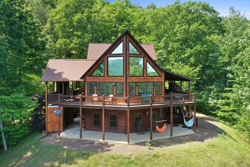 Spacious cabin with breathtaking mountain view! Pet Friendly!