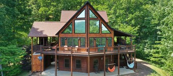 Spacious cabin with breathtaking mountain view! Pet Friendly!
