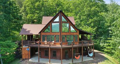 Spacious cabin with breathtaking mountain view! Pet Friendly!