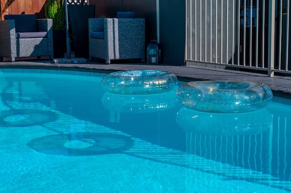 Outdoor pool, sun loungers - Shell Beach Inn (Pismo Beach)