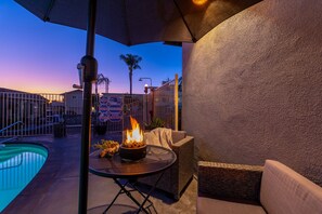 Outdoor pool, pool loungers - Shell Beach Inn (Pismo Beach)