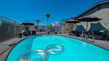 Außenpool, Liegestühle