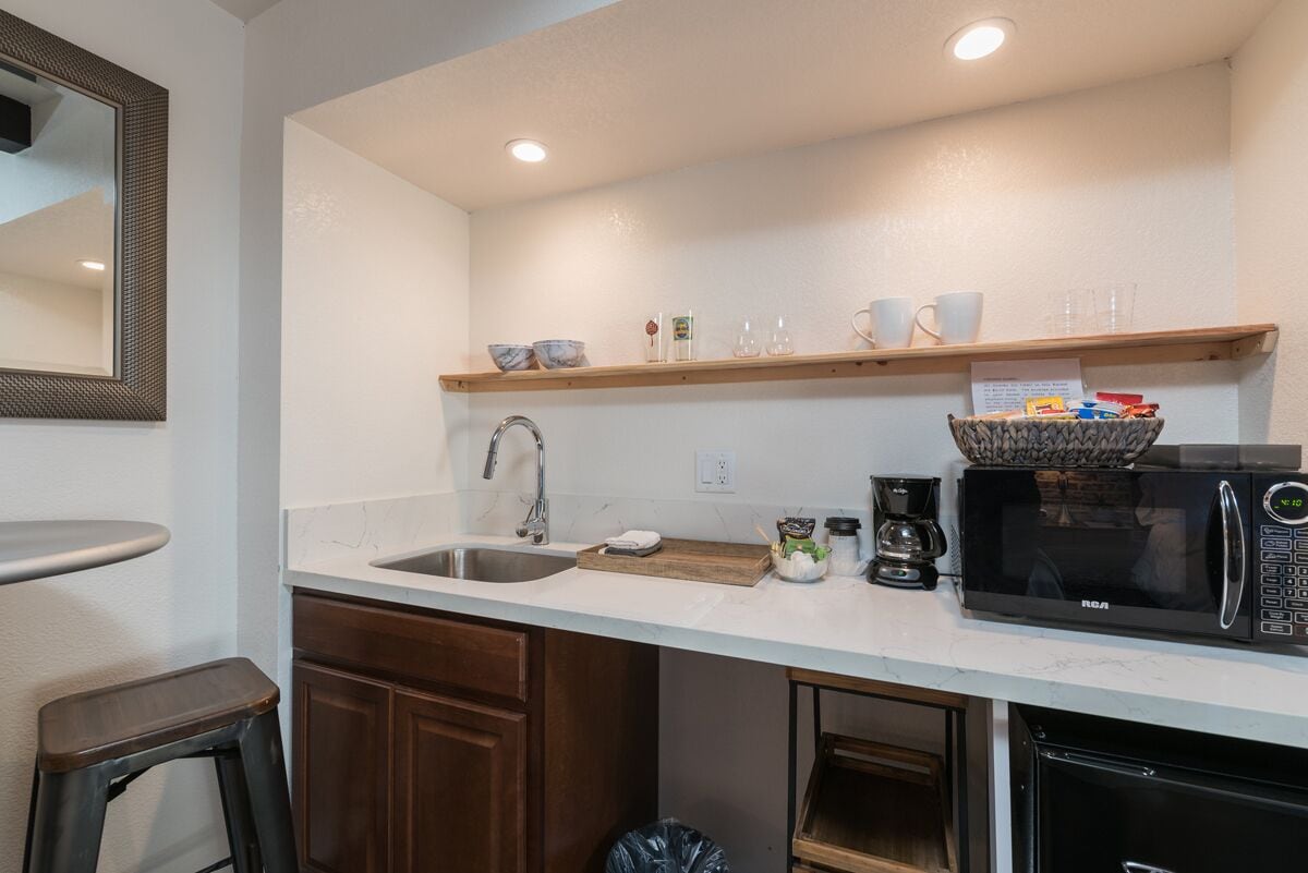 room 7 queen/queen | 1 bedroom, individually decorated, individually furnished