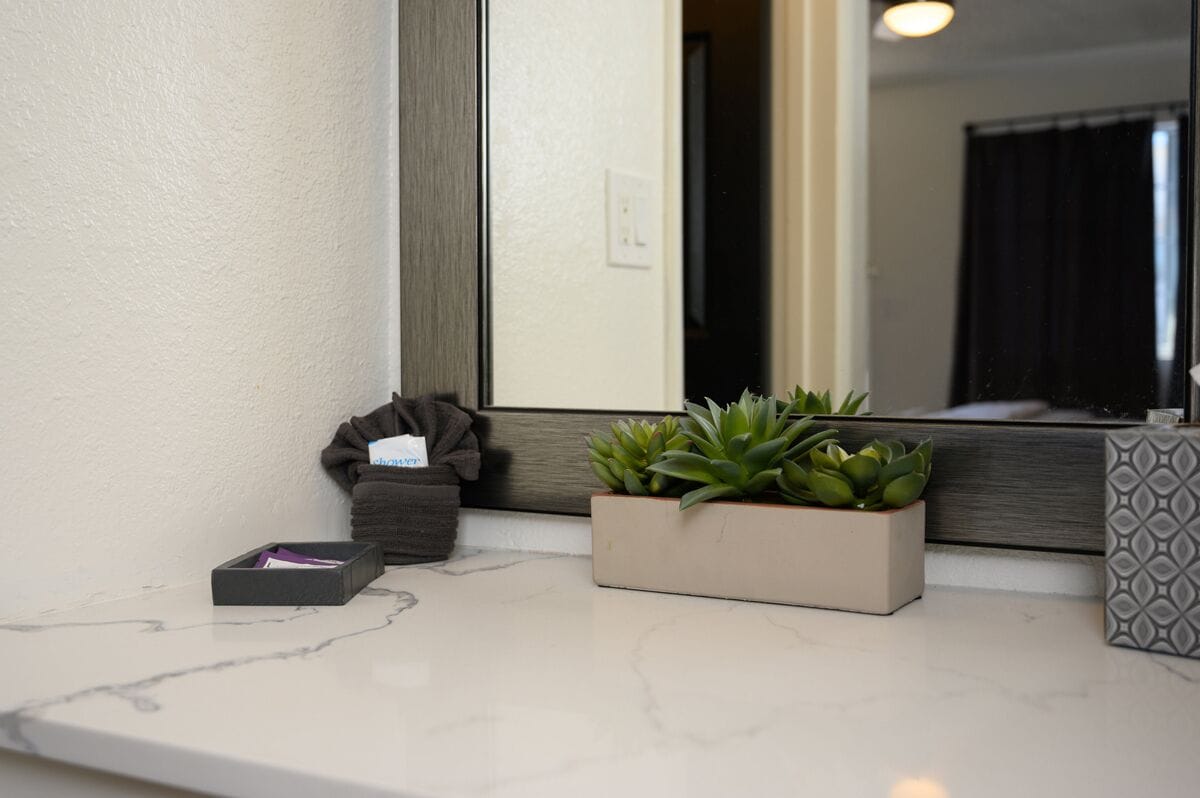 room 2 - king room | 1 bedroom, individually decorated, individually furnished