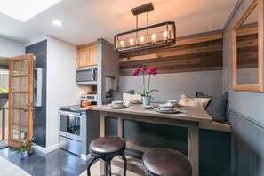 Room 11 - King One Bedroom Suite | Private kitchen | Mini-fridge, microwave, coffee/tea maker - Shell Beach Inn (Pismo Beach)