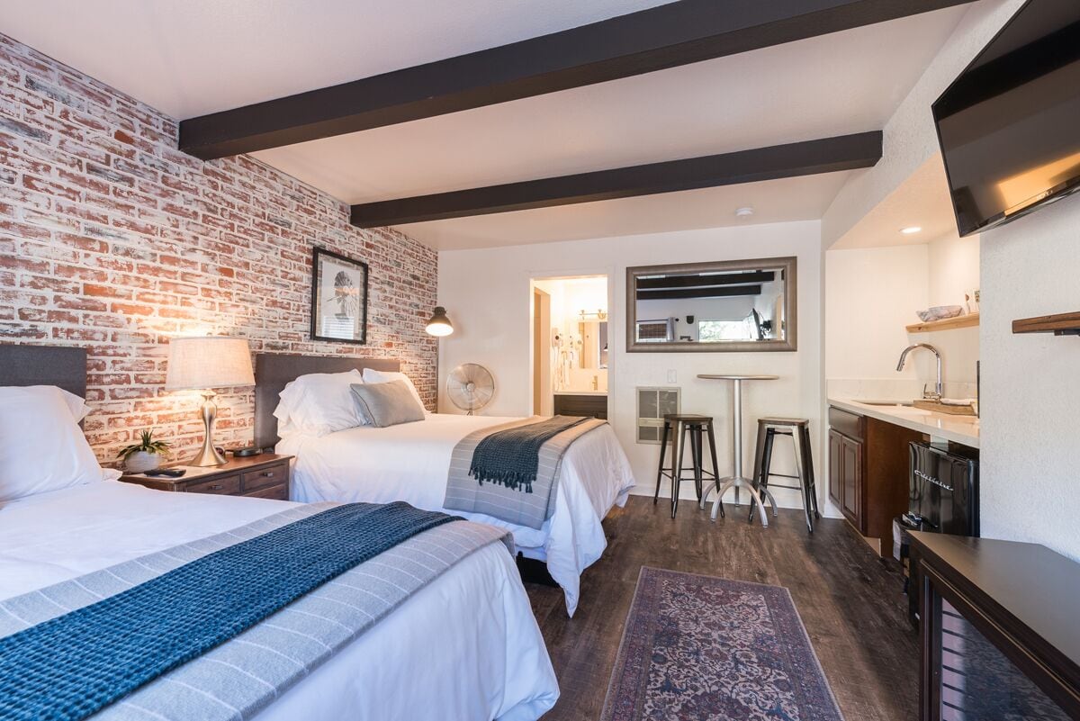 room 7 queen/queen | 1 bedroom, individually decorated, individually furnished