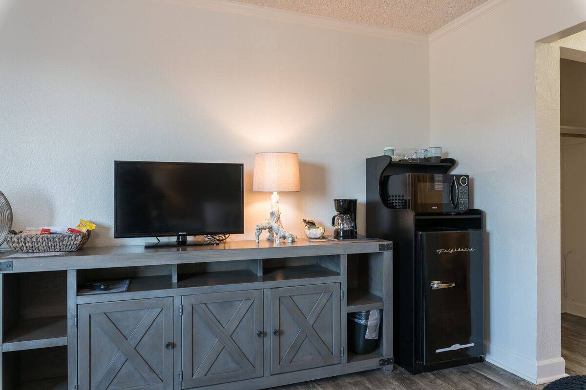 room 1 - queen & double room | 1 bedroom, individually decorated, individually furnished