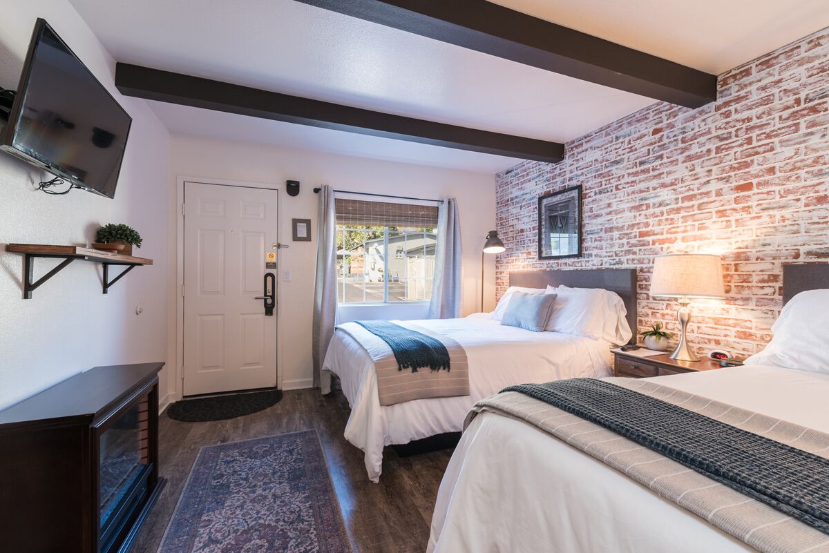 room 7 queen/queen | 1 bedroom, individually decorated, individually furnished