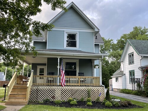1904 Folk Victorian -- walk to the Jet Express! Sleeps 8