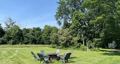 1904 Folk Victorian -- walk to the Jet Express! Sleeps 8