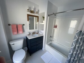 Ensemble baignoire-douche, séchoir à cheveux, serviettes fournies, savon