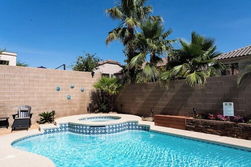 Clean Vegas area with HEATED salt pool & hot tub, PRIVATE Luxury  5 Star Reviews