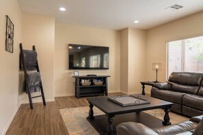 Smart-TV, DVD-spiller, fotballspill og filmbibliotek