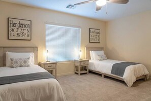 5 camere, una scrivania, ferro/asse da stiro, culla da viaggio