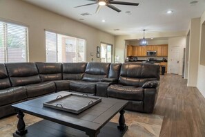 Smart-TV, DVD-spiller, fotballspill og filmbibliotek