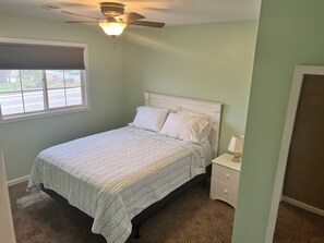6 bedrooms, desk, free WiFi, bed sheets