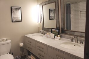 Combined shower/bathtub, towels - Adventure Awaits! Beautiful, Ski-in/out Mtn Condo w/ Views, Fireplace (Crested Butte)