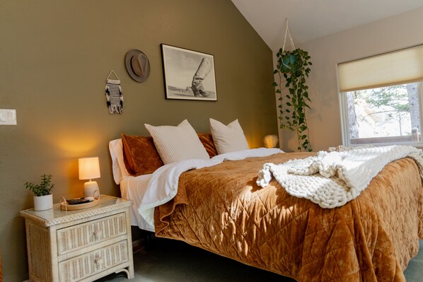 3 bedrooms, desk, iron/ironing board, travel crib