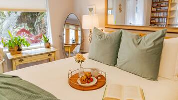 3 chambres, bureau, fer et planche à repasser, lit parapluie