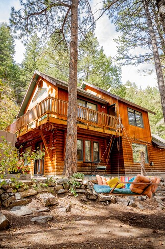 Ruby’s River Cabin - 15 Minutes to Boulder - Hot Tub+Sauna - Cozy Beds