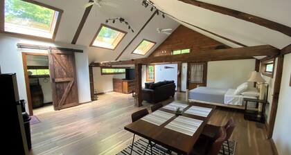 Skylight Barn Retreat w/ Hot Tub Near Highland