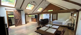 Skylight Barn Retreat w/ Hot Tub Near Highland