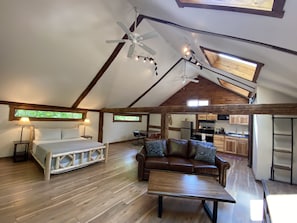 1 bedroom, iron/ironing board, free WiFi, bed sheets - Skylight Barn Retreat w/ Hot Tub Near Highland (Northfield)