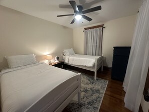 5 Schlafzimmer, Schreibtisch, Bügeleisen/Bügelbrett, kostenloses WLAN