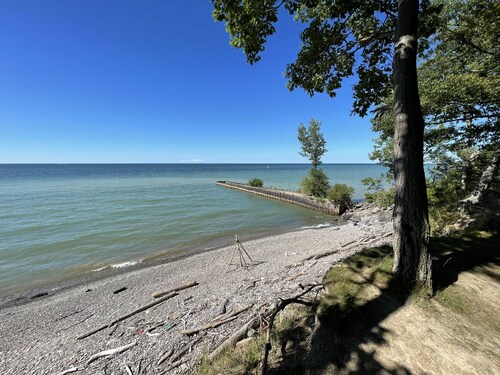 Spacious 5 bdrm Retreat Steps to Lake Ontario & Fair Haven State Park Sleeps 10!