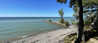 Spacious 5 bdrm Retreat Steps to Lake Ontario & Fair Haven State Park Sleeps 10!