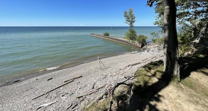 Spacious 5 bdrm Retreat Steps to Lake Ontario & Fair Haven State Park Sleeps 10!