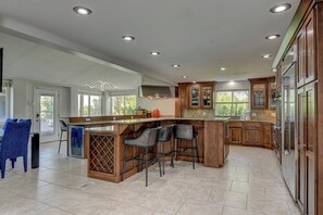 Fridge, microwave, oven, stovetop - Family Friendly 5 Bed 5 Bath 6000 SF Ranch With Pool (Omaha)