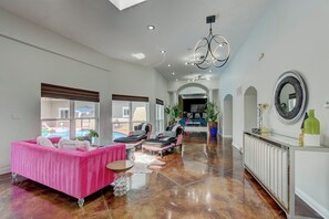 Lobby - Family Friendly 5 Bed 5 Bath 6000 SF Ranch With Pool (Omaha)