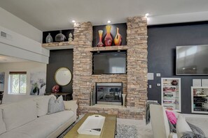 Smart TV, fireplace - Family Friendly 5 Bed 5 Bath 6000 SF Ranch With Pool (Omaha)