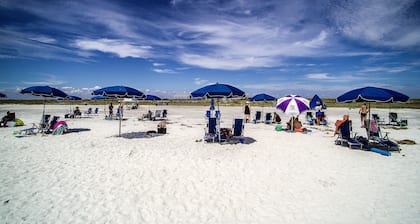 Beach Life Condo 135. Pools! Beach! Casinos! FUN!