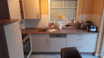 Kühlschrank, Ofen, Herdplatte, Geschirrspüler