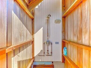 Shower, towels, soap, toilet paper - Pet Friendly Beach House - Sleeps 7, Across Street from Private Sagamore Beach (Sandwich)