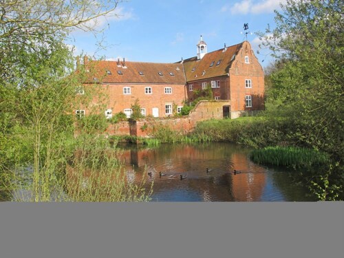 Waterside Cottage - sleeps 8 guests  in 3 bedrooms