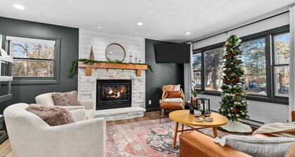 Fireplace & Hot Tub • Cozy for Two