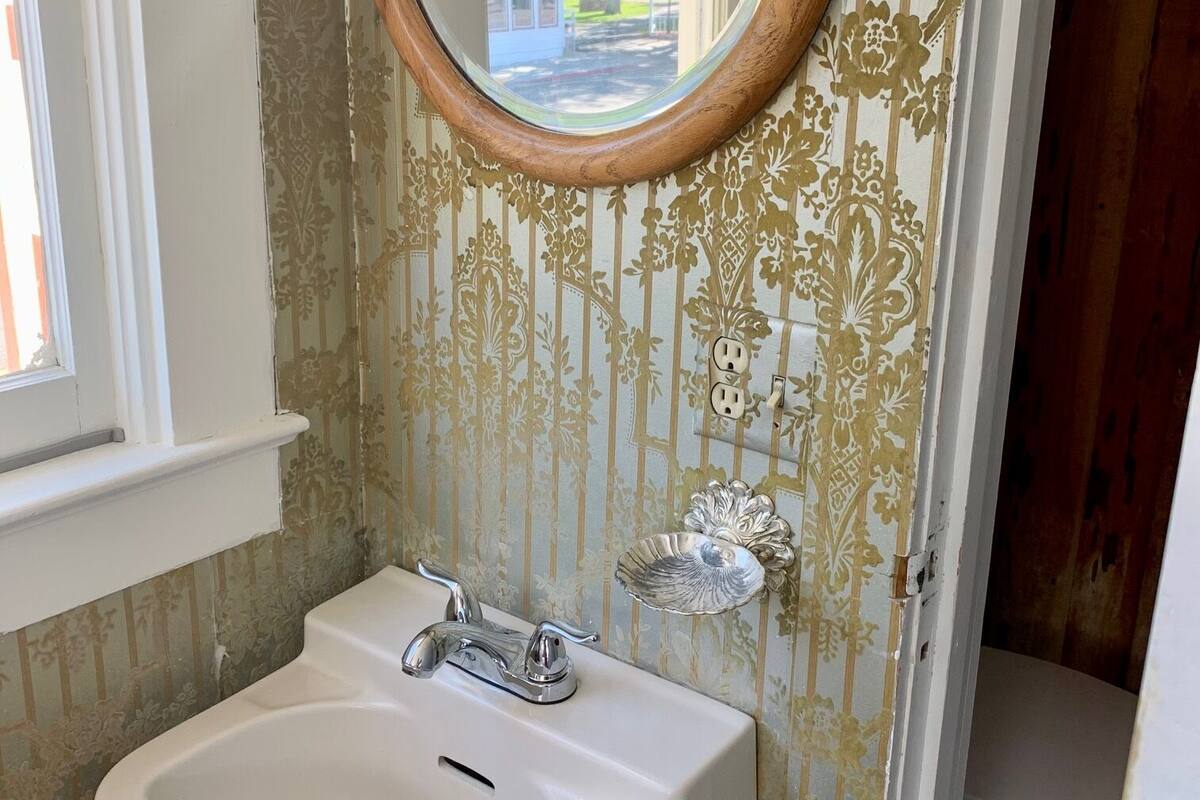 the prospector room | bathroom | designer toiletries, hair dryer, towels