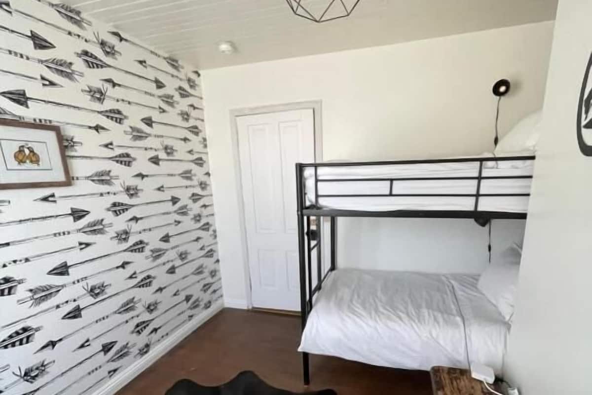 Chambre Économique | Literie de qualité supérieure, surmatelas, décoration personnalisée