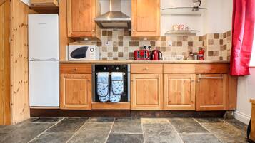 Cottage | Private kitchen | Fridge, electric kettle, toaster, cookware/dishes/utensils