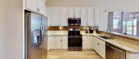 Refrigerador, microondas, horno, placa de cocina