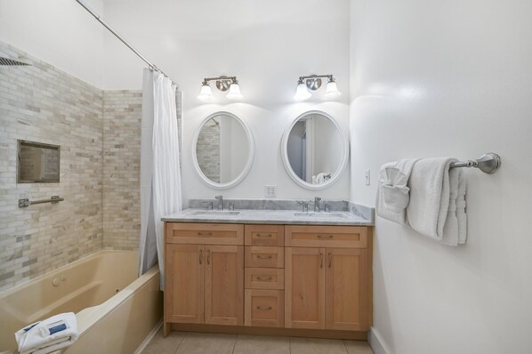 Casa, varias camas (Ocean Glory) | Baño