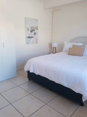 2 bedrooms, WiFi, bed sheets - Cosy rainbow bay unit 100m from the beach (Coolangatta)